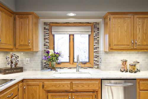 https://www.archcitygranite.com/wp-content/uploads/2016/02/white-counters-with-oak-cabinets.jpg
